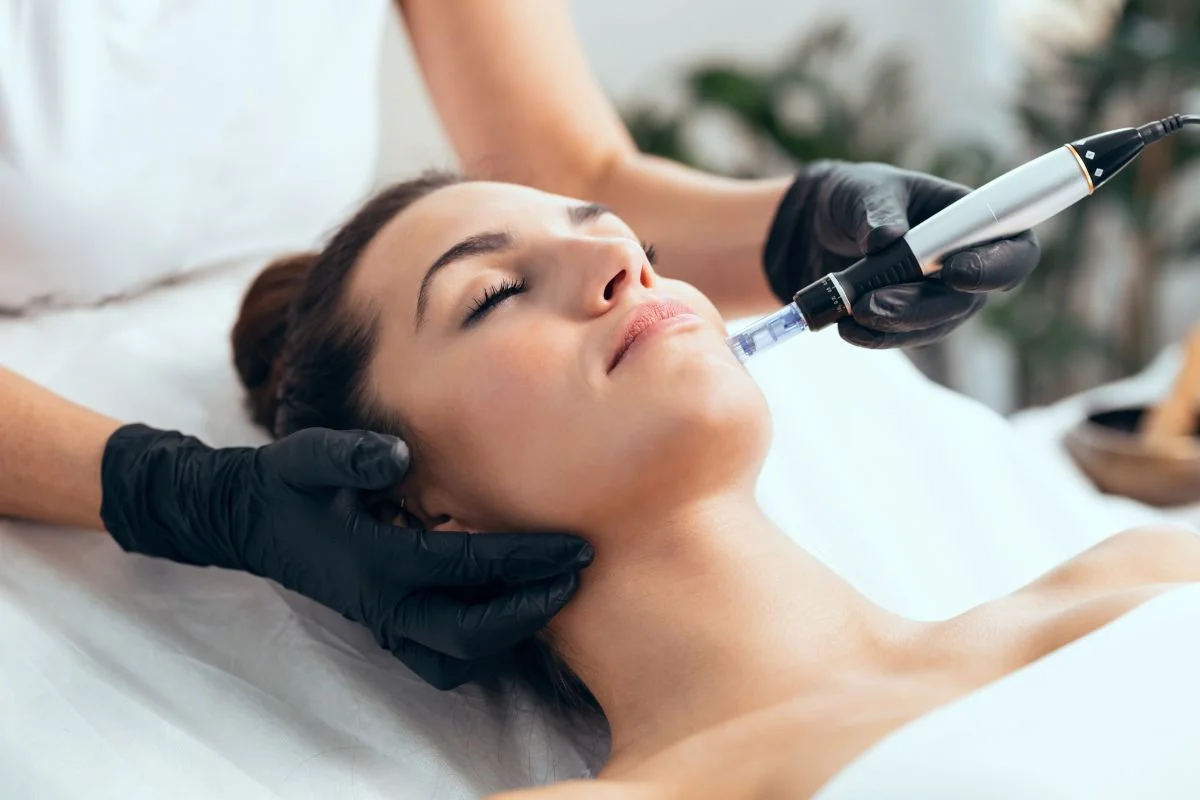 Tìm hiểu về công nghệ tiêm vi điểm không xâm lấn và những lưu ý quan trọng