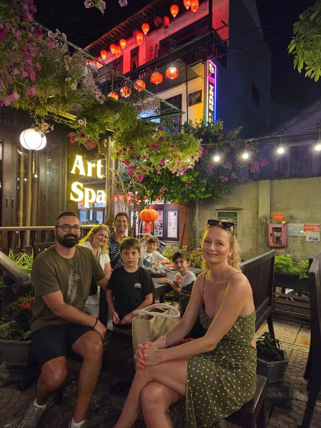Du khách quốc tế thư giãn tại Art Spa Hoi An sau khi trải nghiệm Vietnamese Head Spa Hoi An.