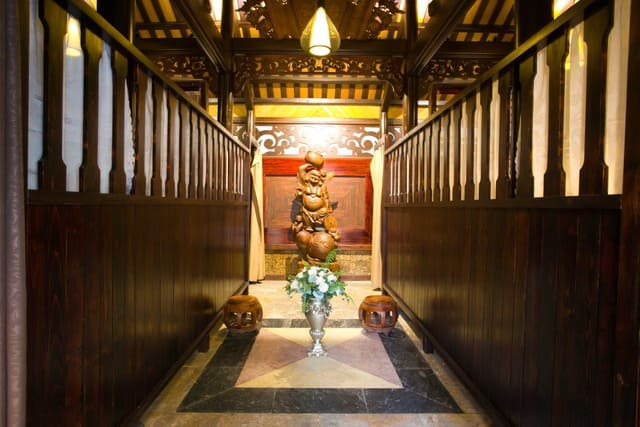 Hành lang kiến trúc gỗ truyền thống bên trong Art Spa Hoi An nơi mang đến trải nghiệm Vietnamese Head Spa Hoi An.